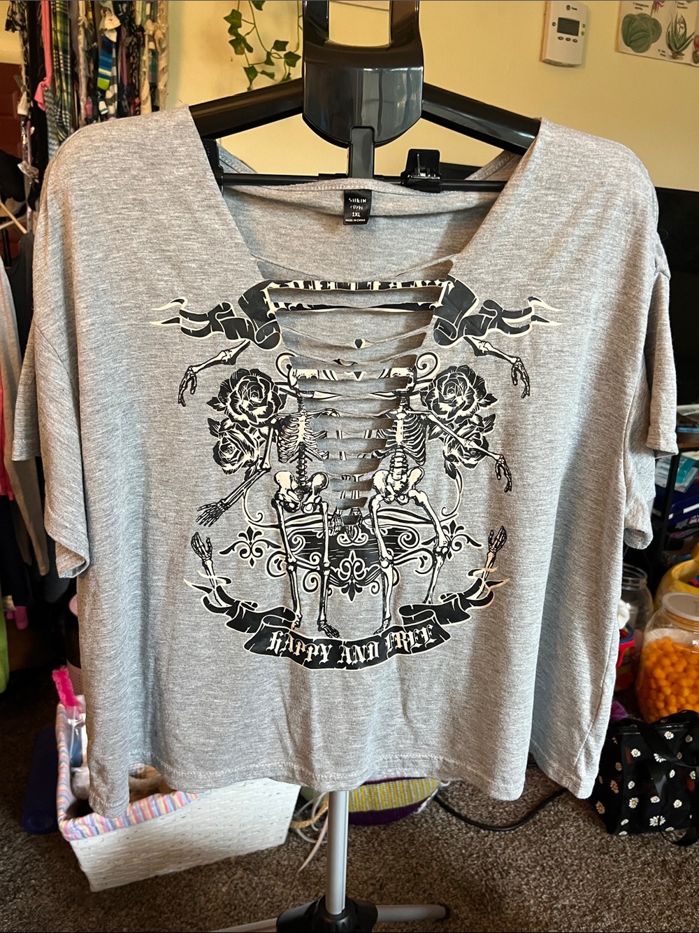 Vintage-Inspired Grey Lace-Up Look Graphic Crop Top
